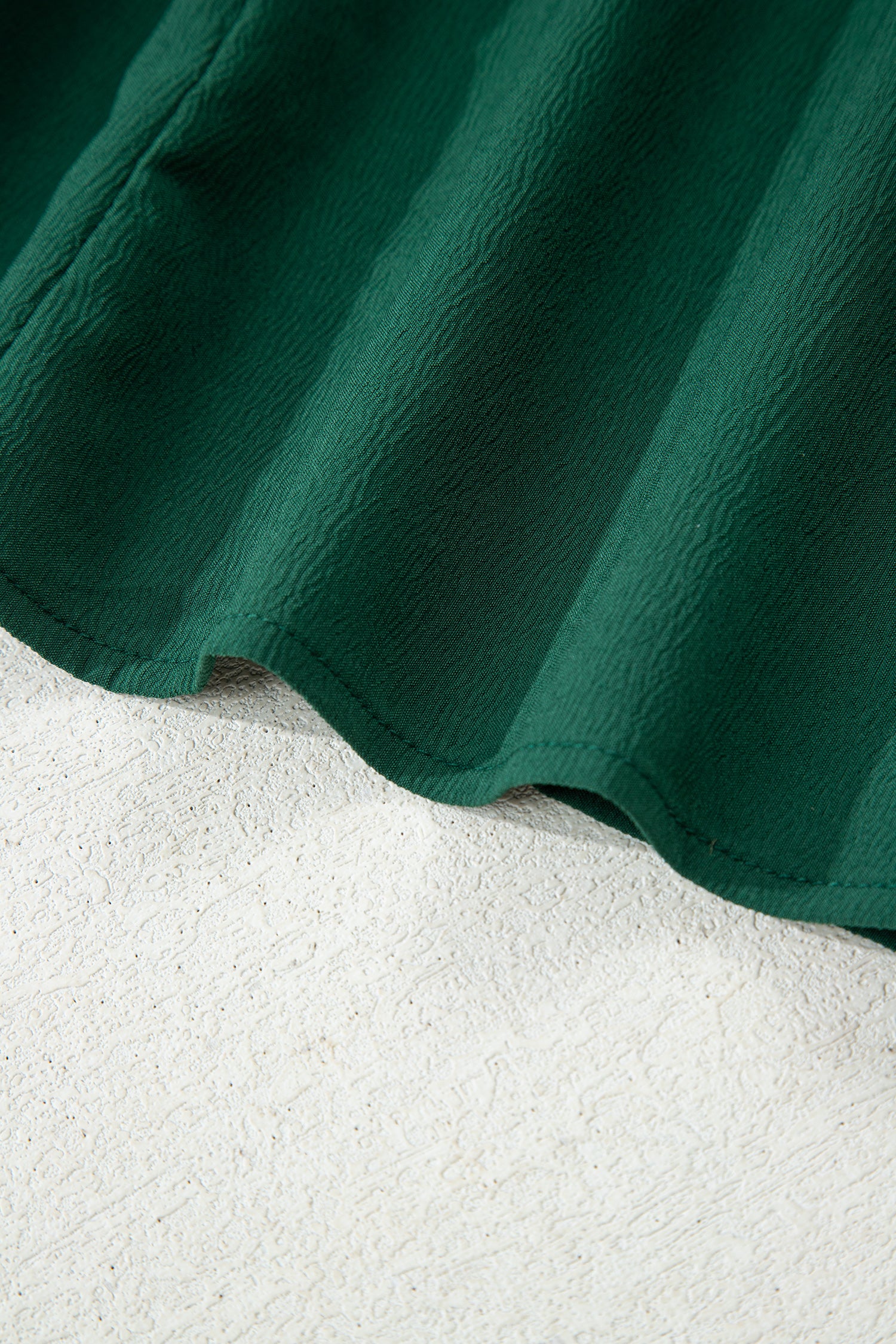 Robe mini vert canton à col V boutonné, bordure contrasée et manches bracelet nouées