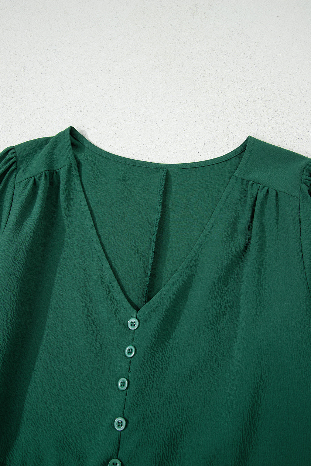Robe maxi bordeaux à col V boutonné, manches bouffantes et volants étagés