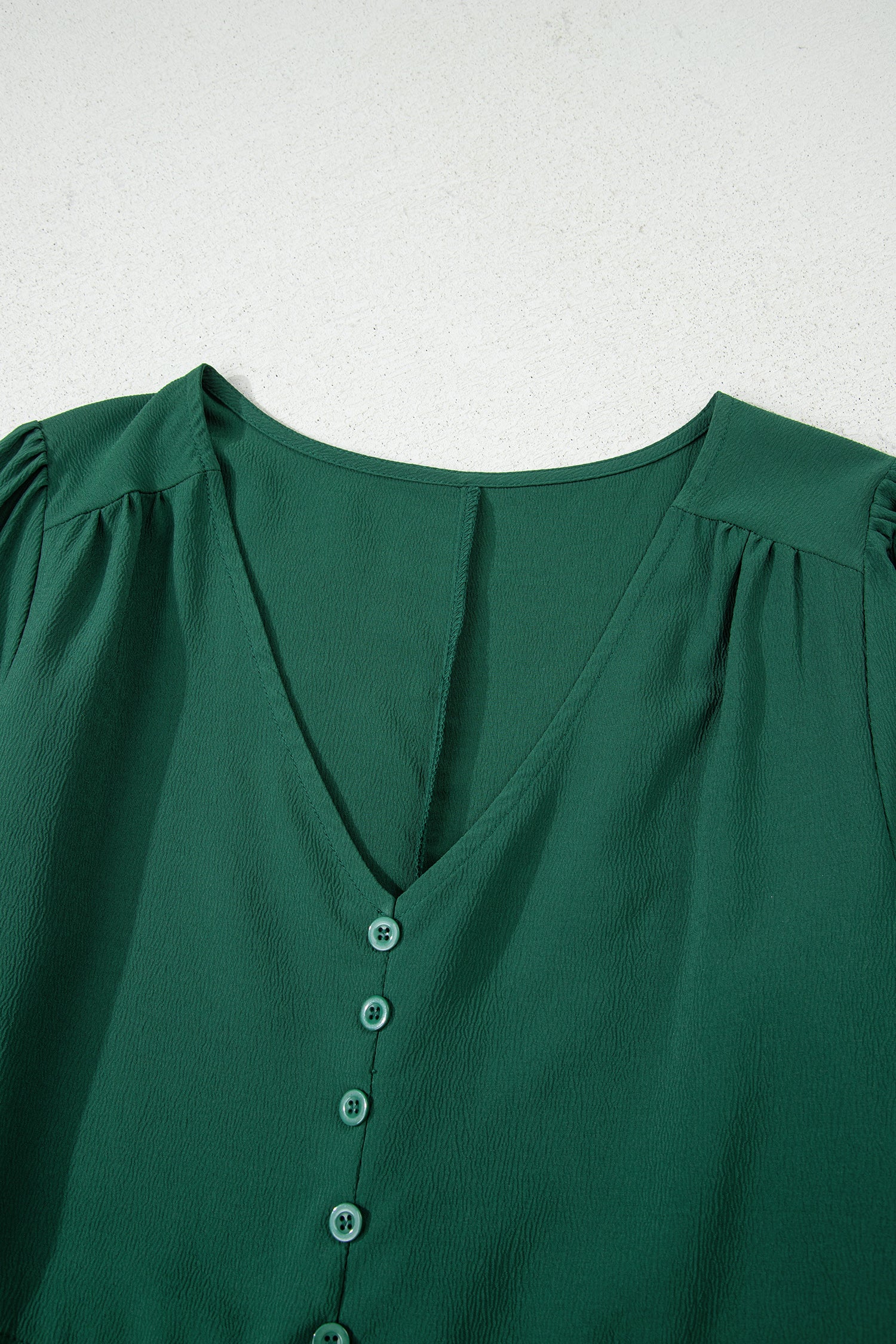 Robe maxi bordeaux à col V boutonné, manches bouffantes et volants étagés
