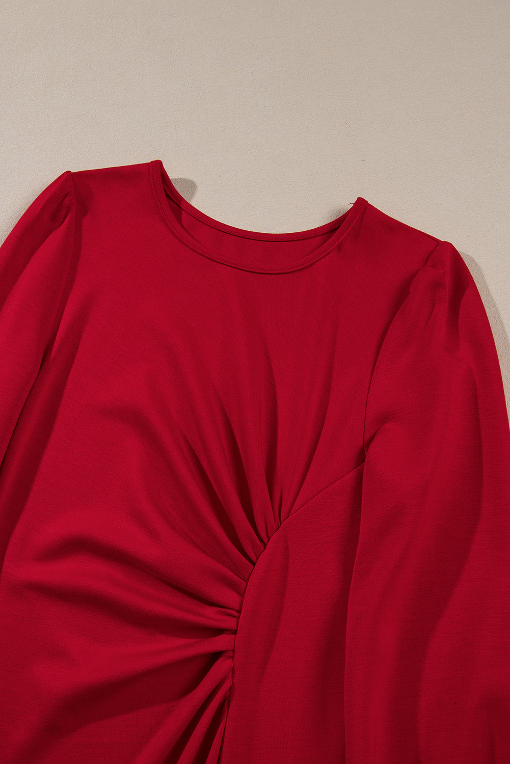 Robe midi ajustée-évasée à manches bouffantes et fronces à la taille — rouge ardent / noir