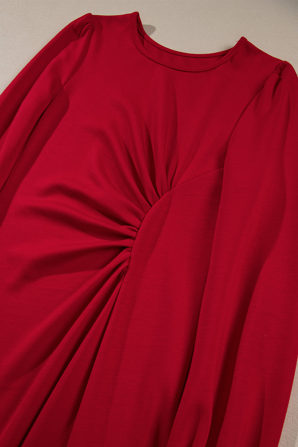 Robe midi ajustée-évasée à manches bouffantes et fronces à la taille — rouge ardent / noir