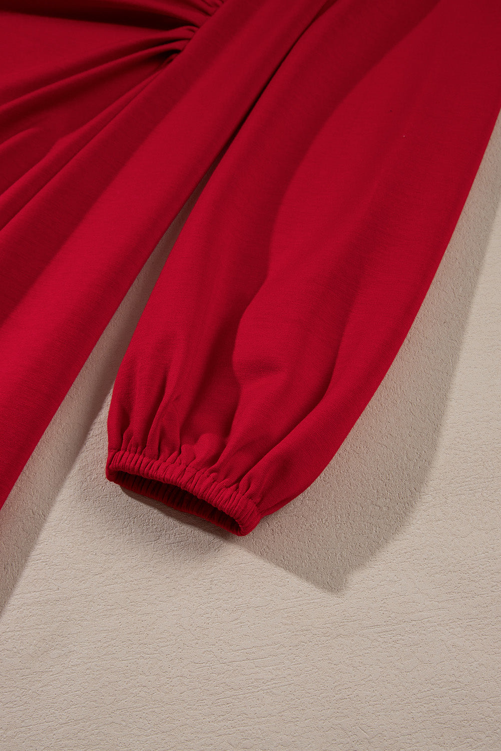 Robe midi ajustée-évasée à manches bouffantes et fronces à la taille — rouge ardent / noir