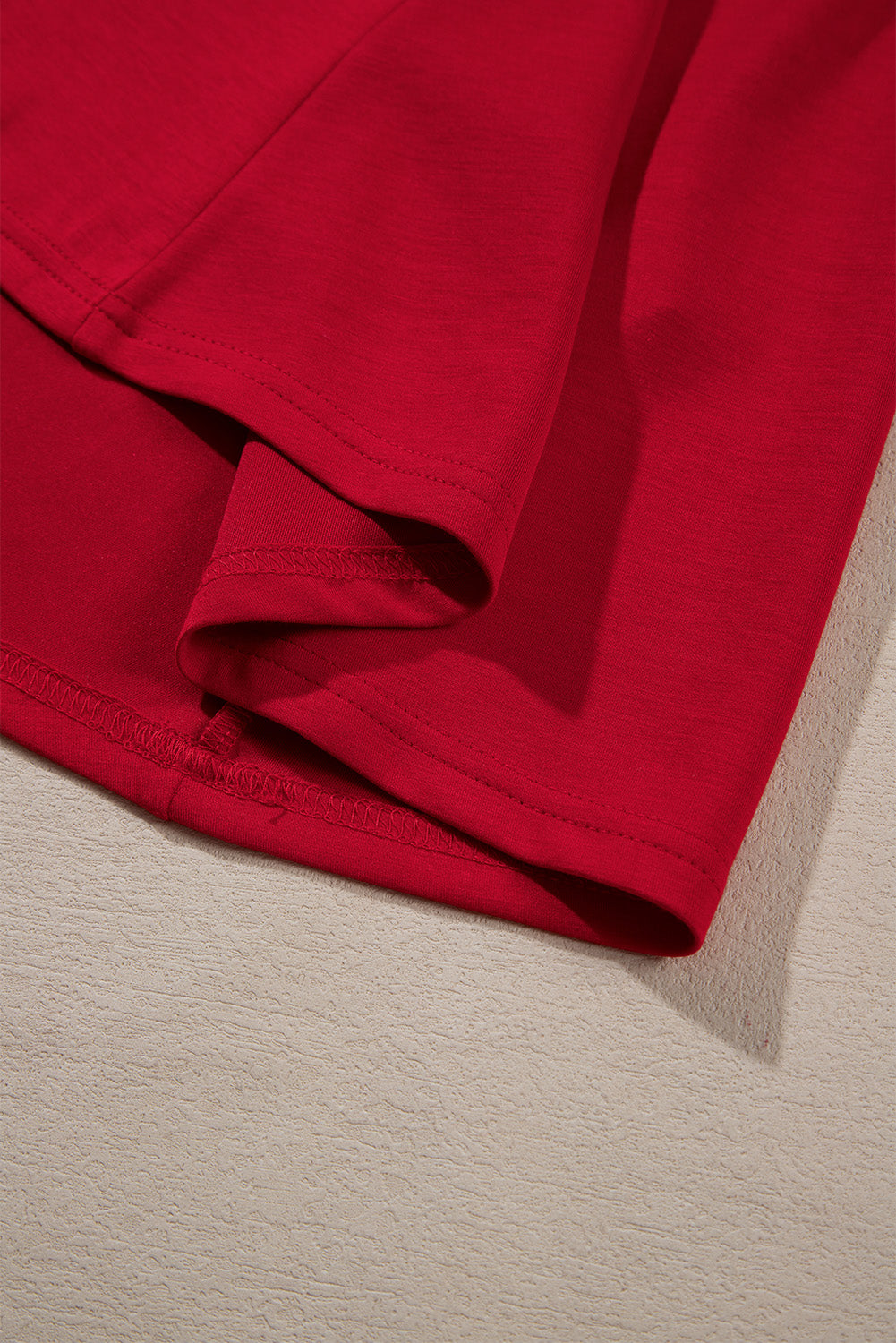Robe midi ajustée-évasée à manches bouffantes et fronces à la taille — rouge ardent / noir