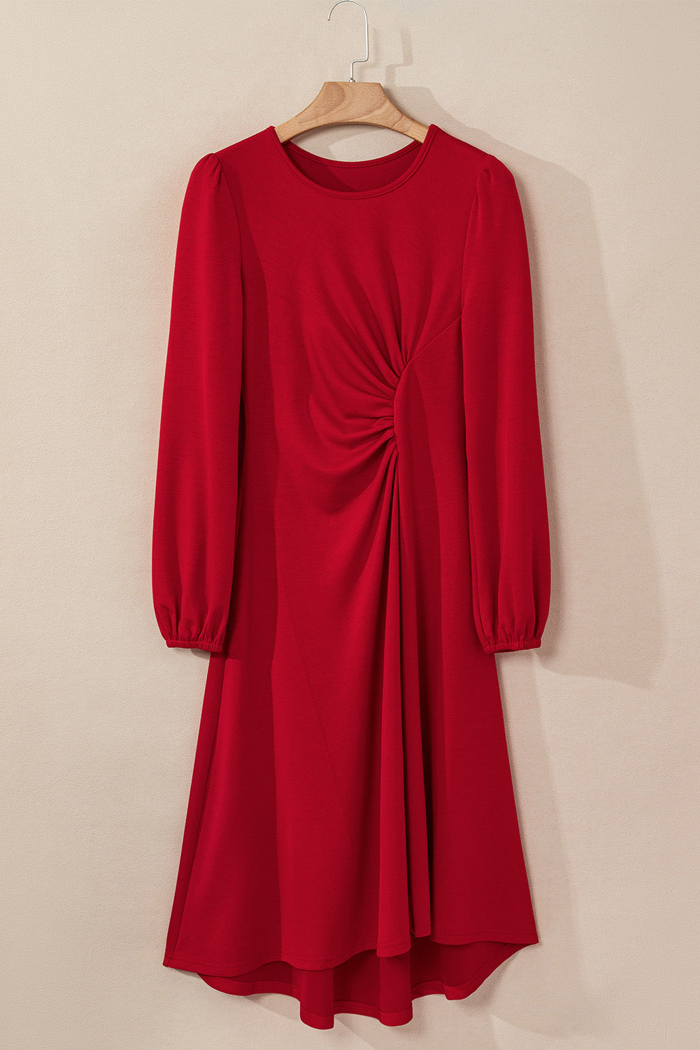 Robe midi ajustée-évasée à manches bouffantes et fronces à la taille — rouge ardent / noir