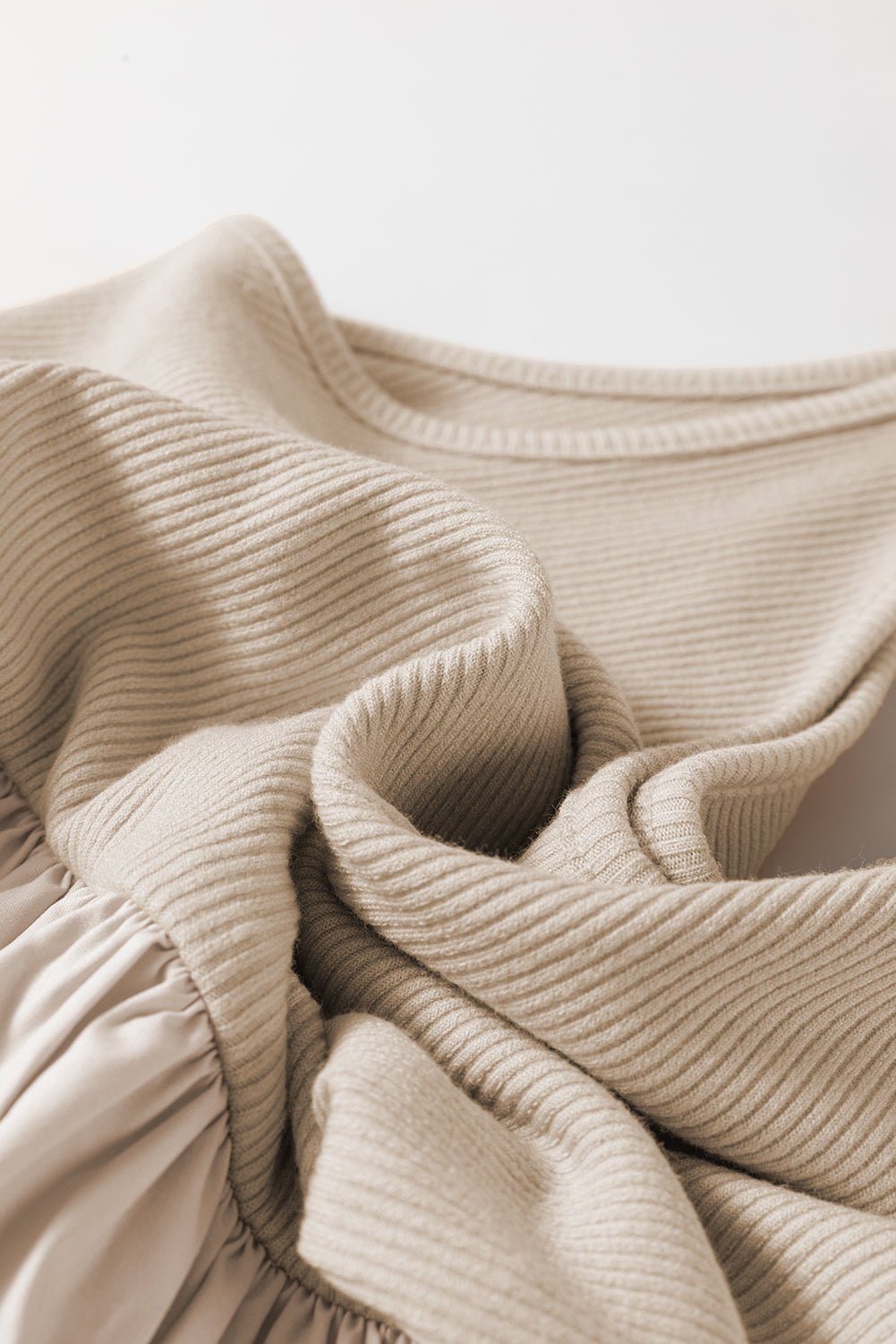 Robe Midi Beige Sans Manches — Haut Côtelé et Jupe Plissée