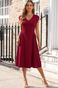 Robe midi rouge Dahlia — Col V, manches courtes & détails plissés