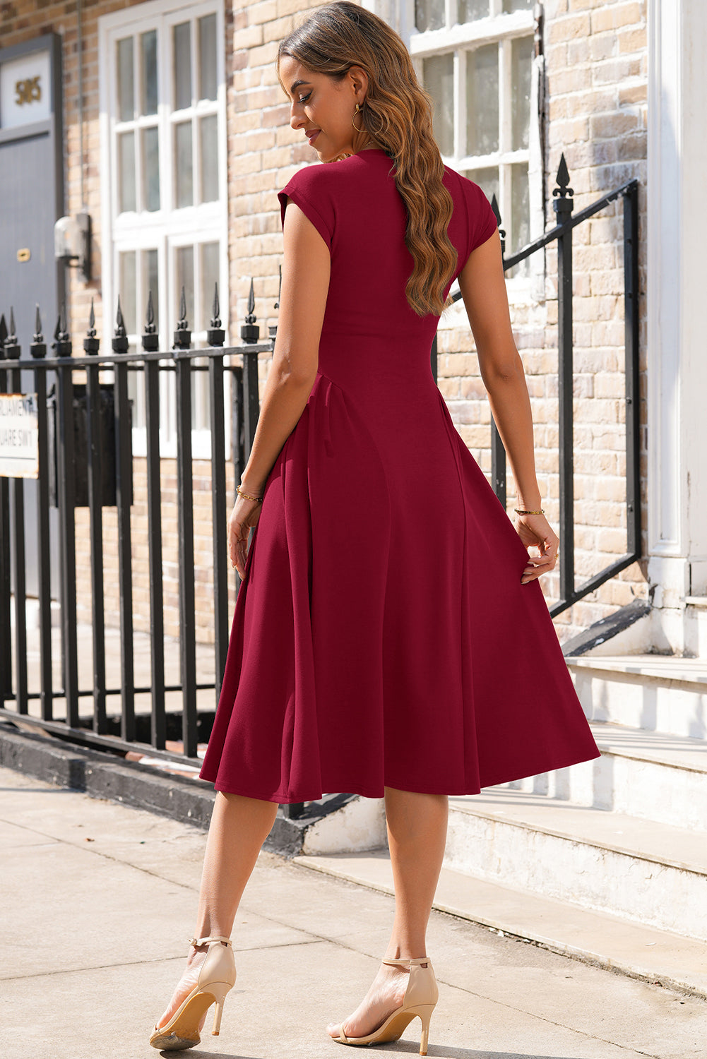 Robe midi rouge Dahlia — Col V, manches courtes & détails plissés