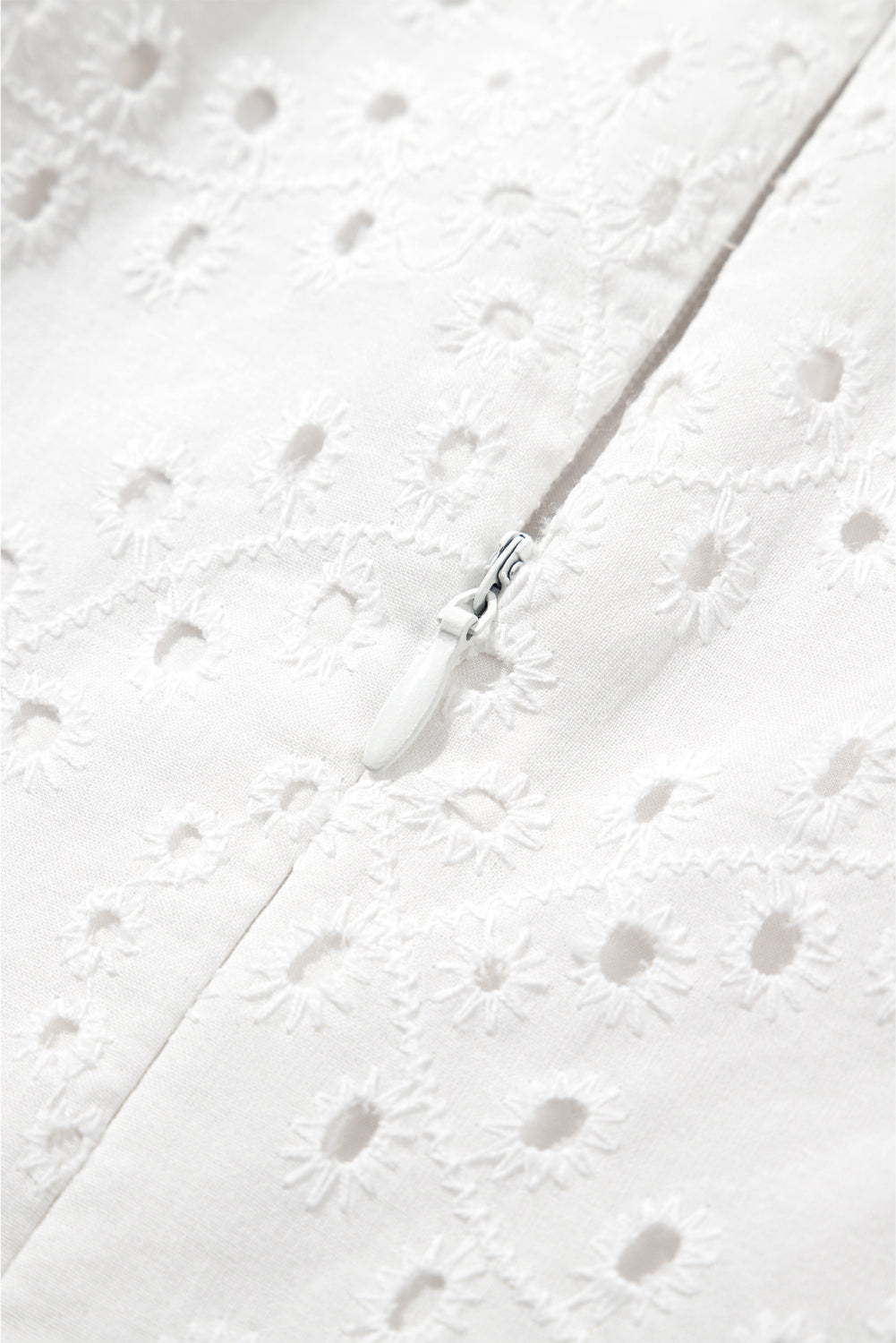 Robe Droite Blanche à Broderie Anglaise Ajourée Sans Manches