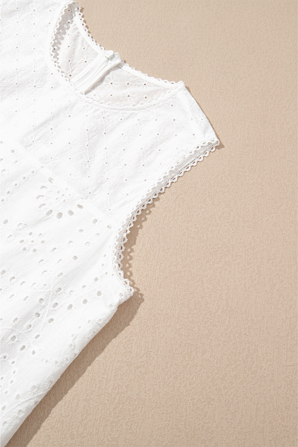 Robe Droite Blanche à Broderie Anglaise Ajourée Sans Manches