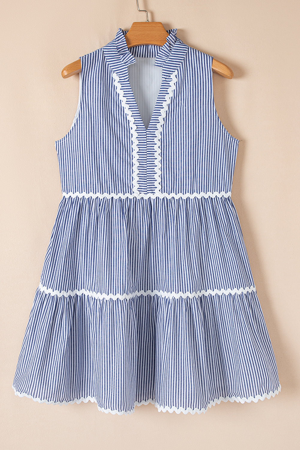 Robe Mini Sans Manches — Rayures Bleues, Col en V Cranté et Finitions Ric-Rac