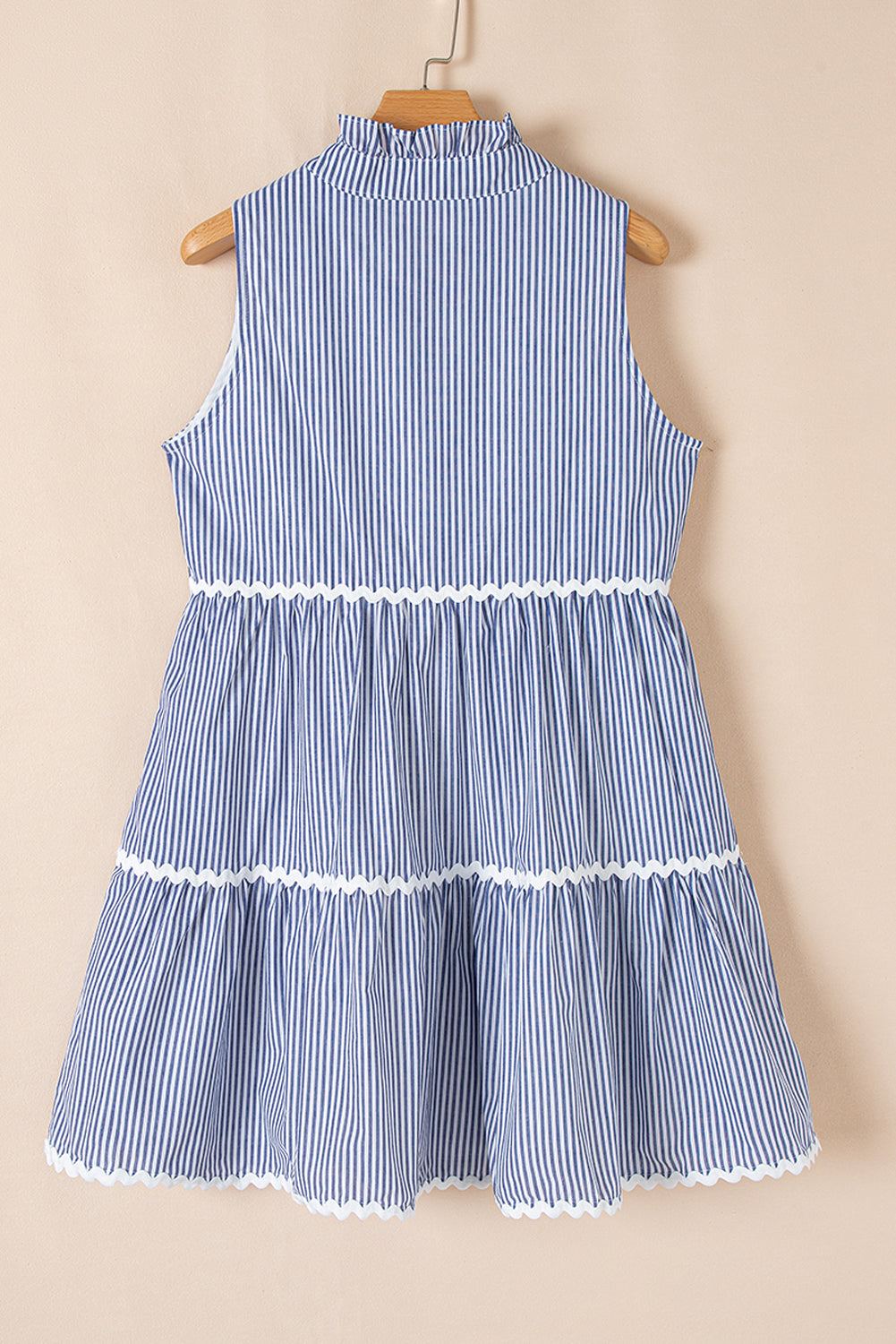 Robe Mini Sans Manches — Rayures Bleues, Col en V Cranté et Finitions Ric-Rac