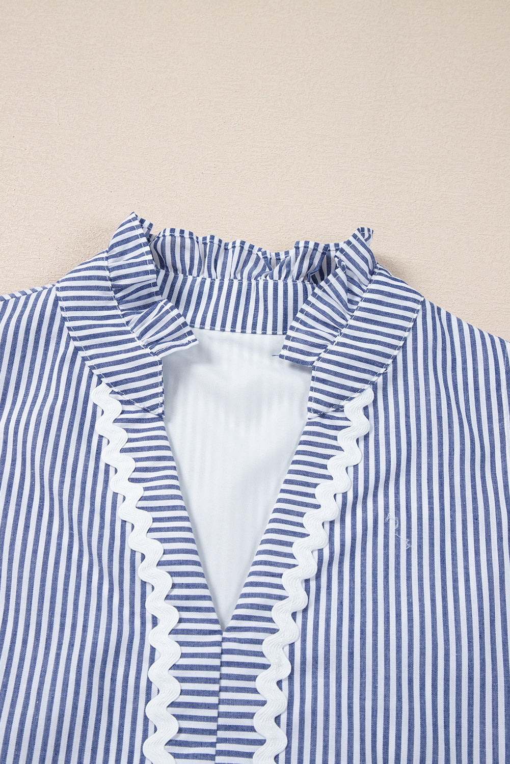Robe Mini Sans Manches — Rayures Bleues, Col en V Cranté et Finitions Ric-Rac