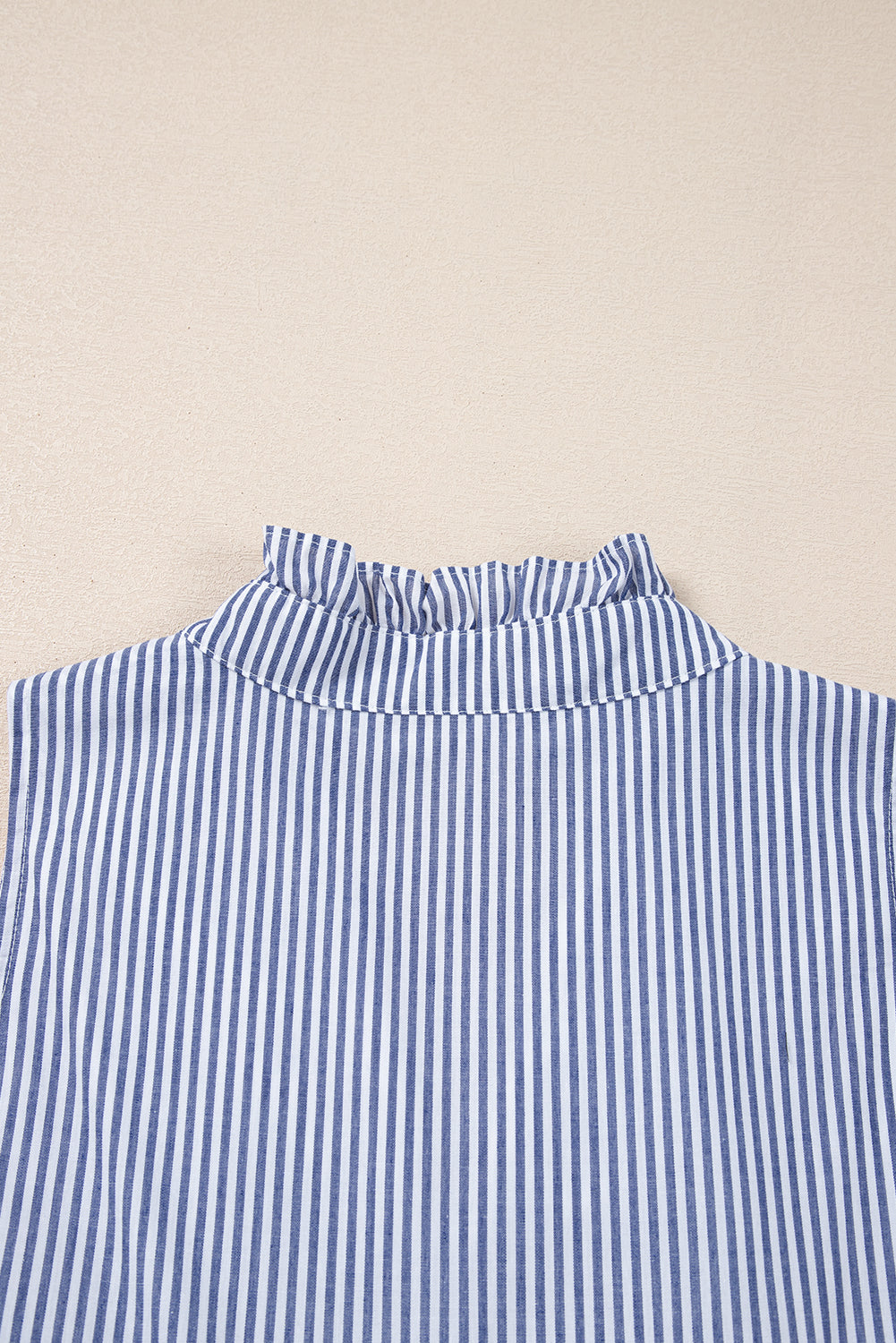Robe Mini Sans Manches — Rayures Bleues, Col en V Cranté et Finitions Ric-Rac