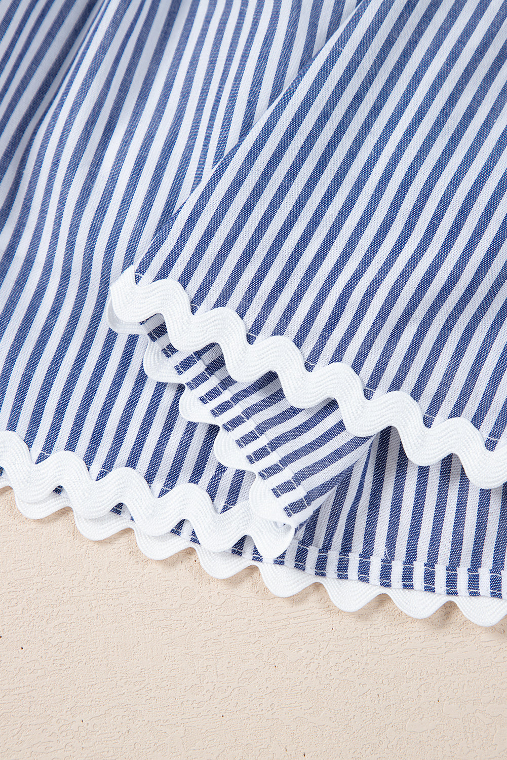 Robe Mini Sans Manches — Rayures Bleues, Col en V Cranté et Finitions Ric-Rac