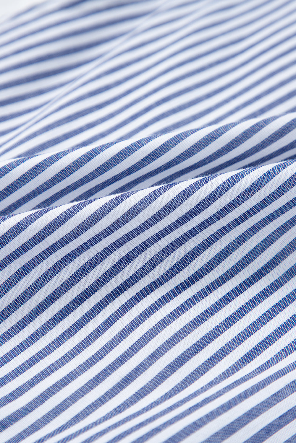 Robe Mini Sans Manches — Rayures Bleues, Col en V Cranté et Finitions Ric-Rac