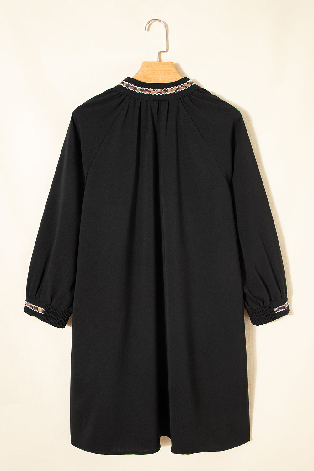 Robe courte noire à col V brodé et manches 3/4 bouffantes