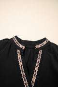 Robe courte noire à col V brodé et manches 3/4 bouffantes