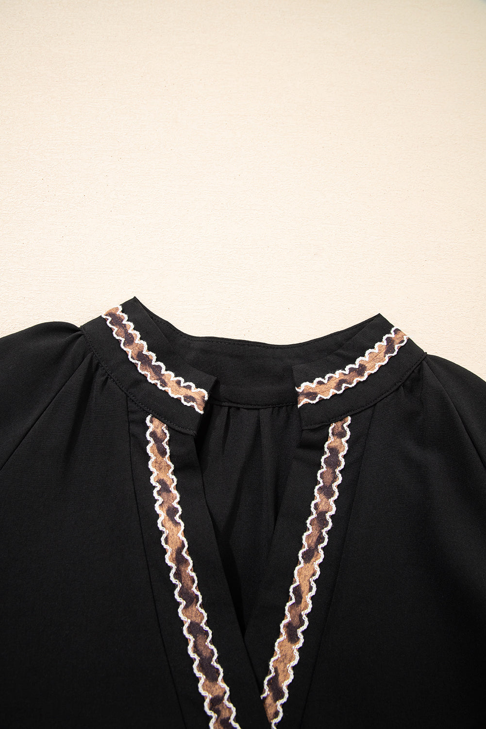 Robe courte noire à col V brodé et manches 3/4 bouffantes