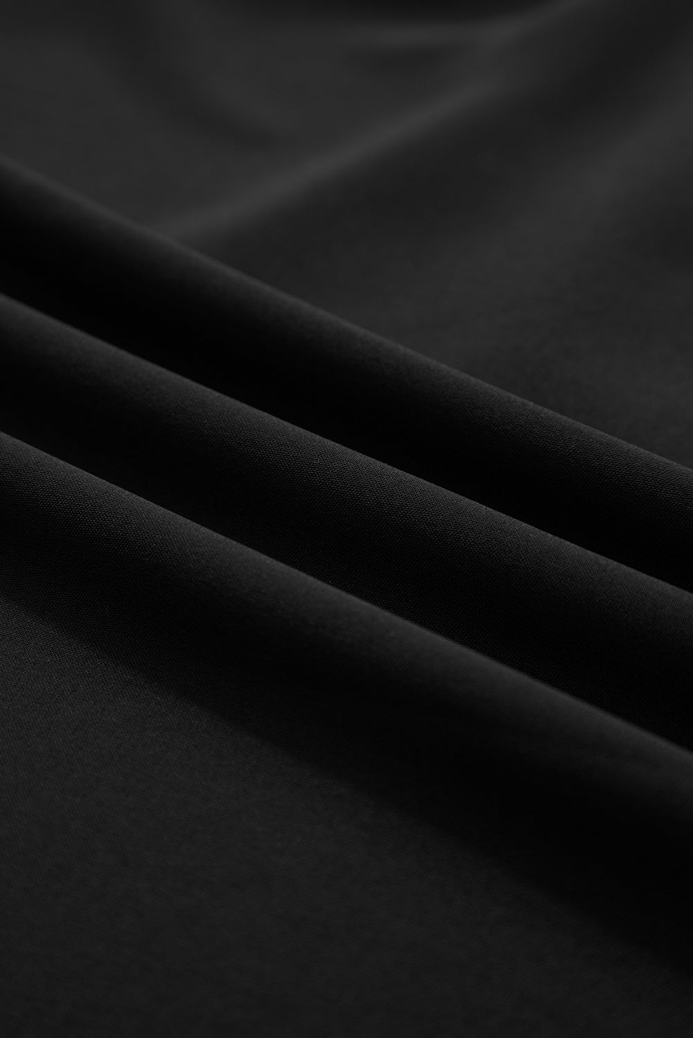 Robe courte noire à col V brodé et manches 3/4 bouffantes