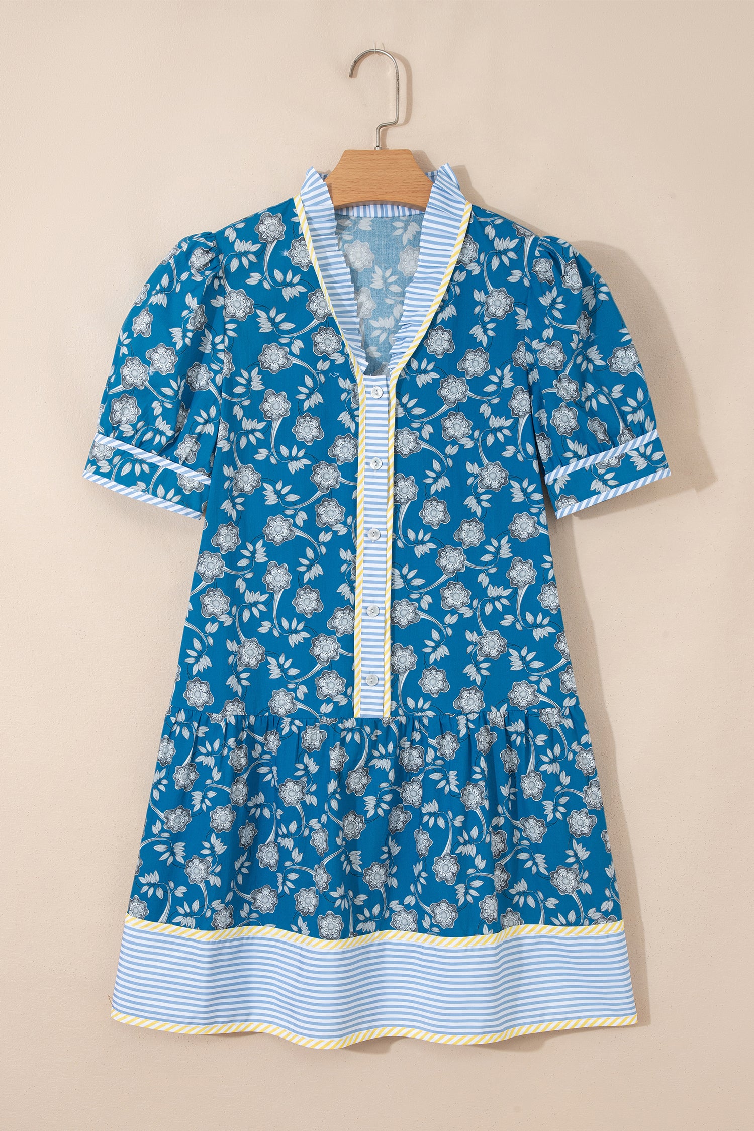 Robe courte bleue à imprimé floral — Rayures contrastantes & demi-boutons