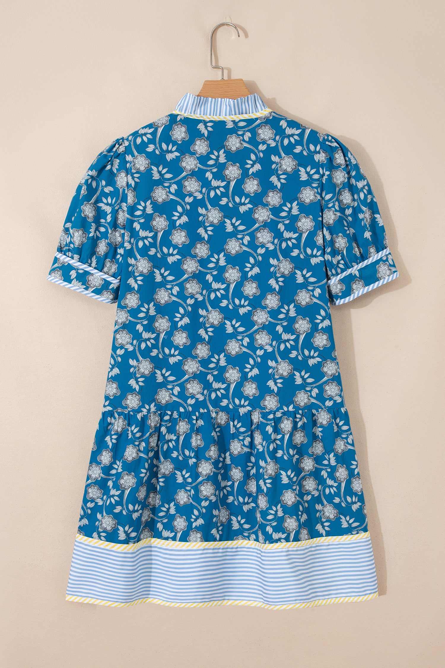 Robe courte bleue à imprimé floral — Rayures contrastantes & demi-boutons