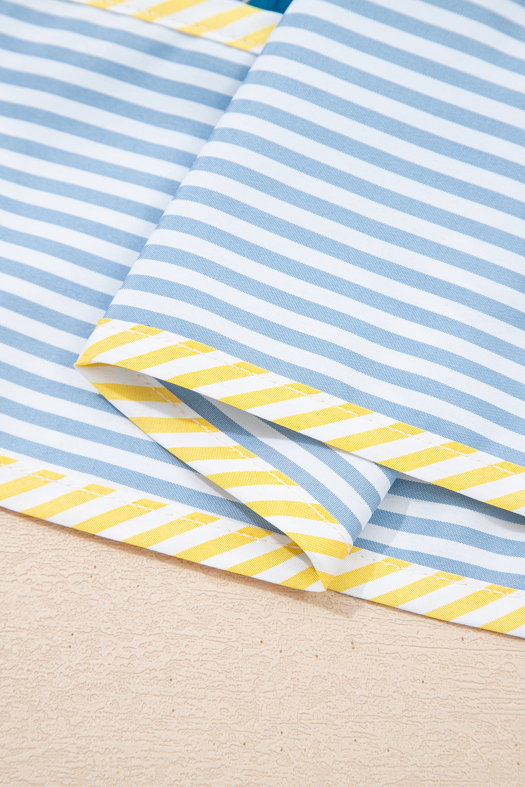 Robe courte bleue à imprimé floral — Rayures contrastantes & demi-boutons