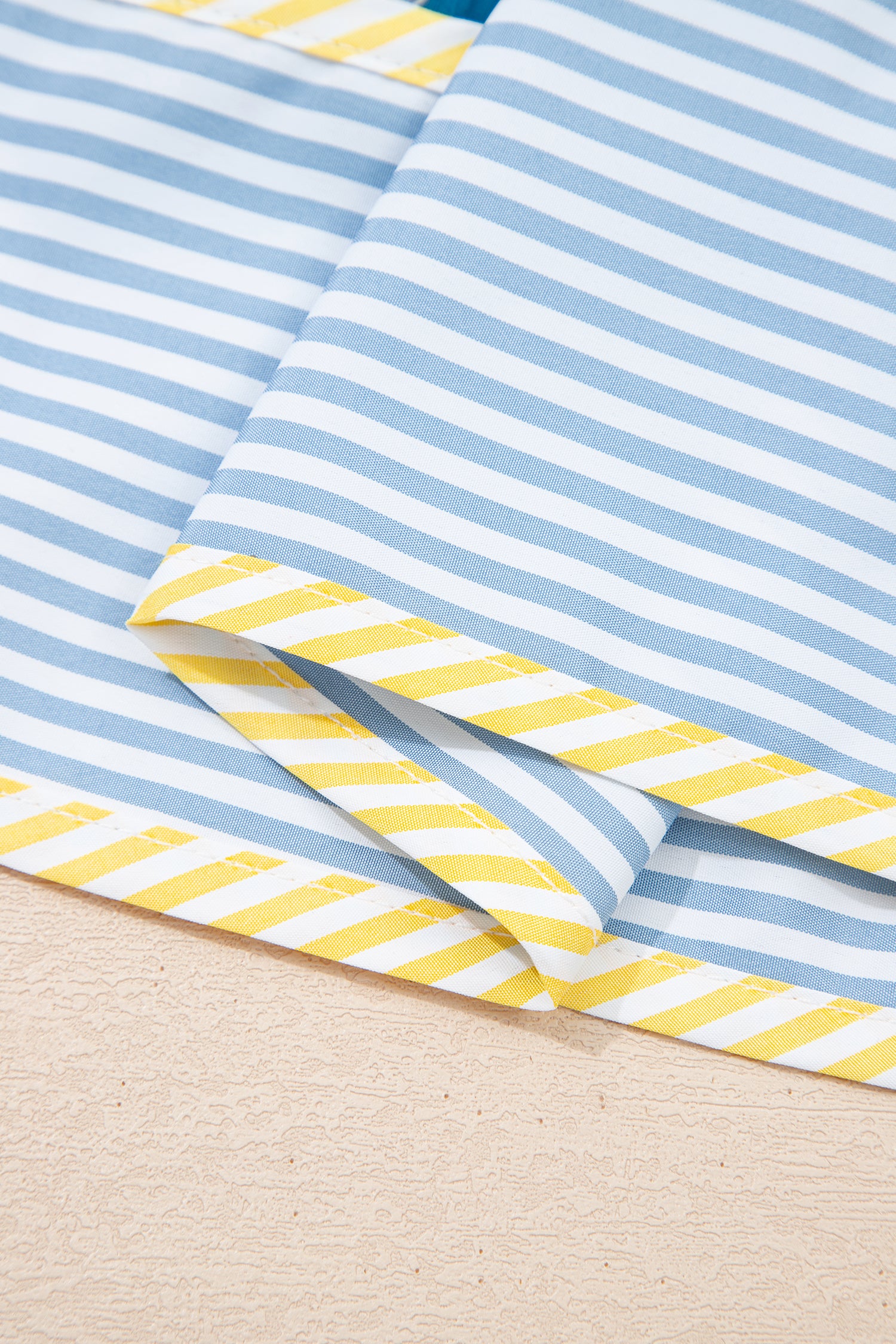 Robe courte bleue à imprimé floral — Rayures contrastantes & demi-boutons