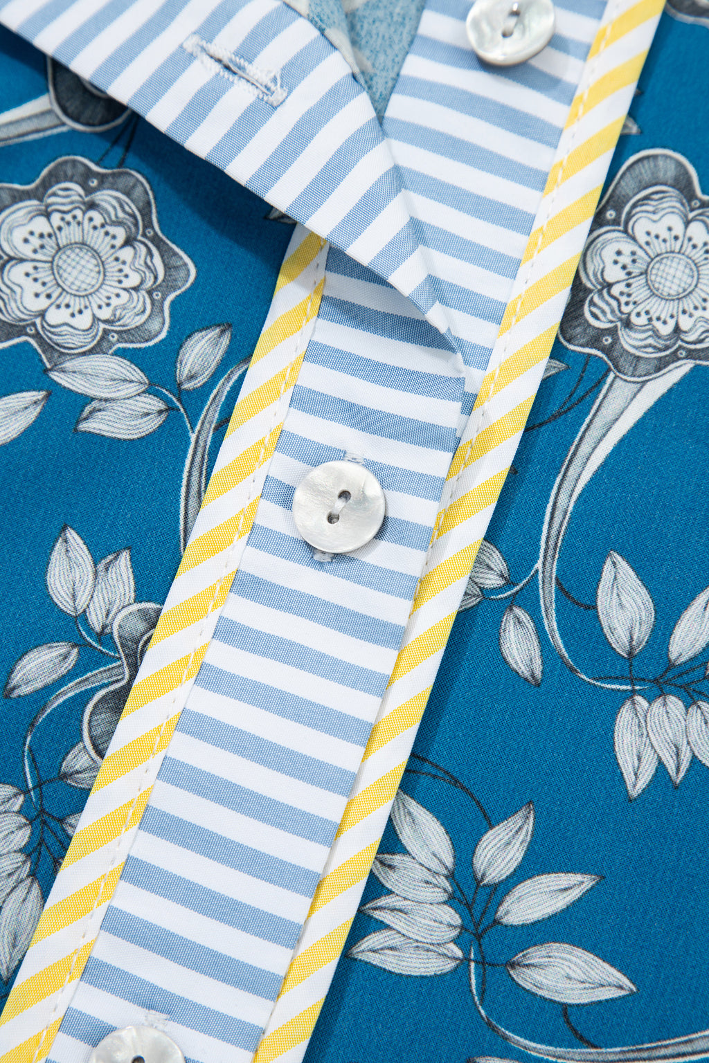 Robe courte bleue à imprimé floral — Rayures contrastantes & demi-boutons