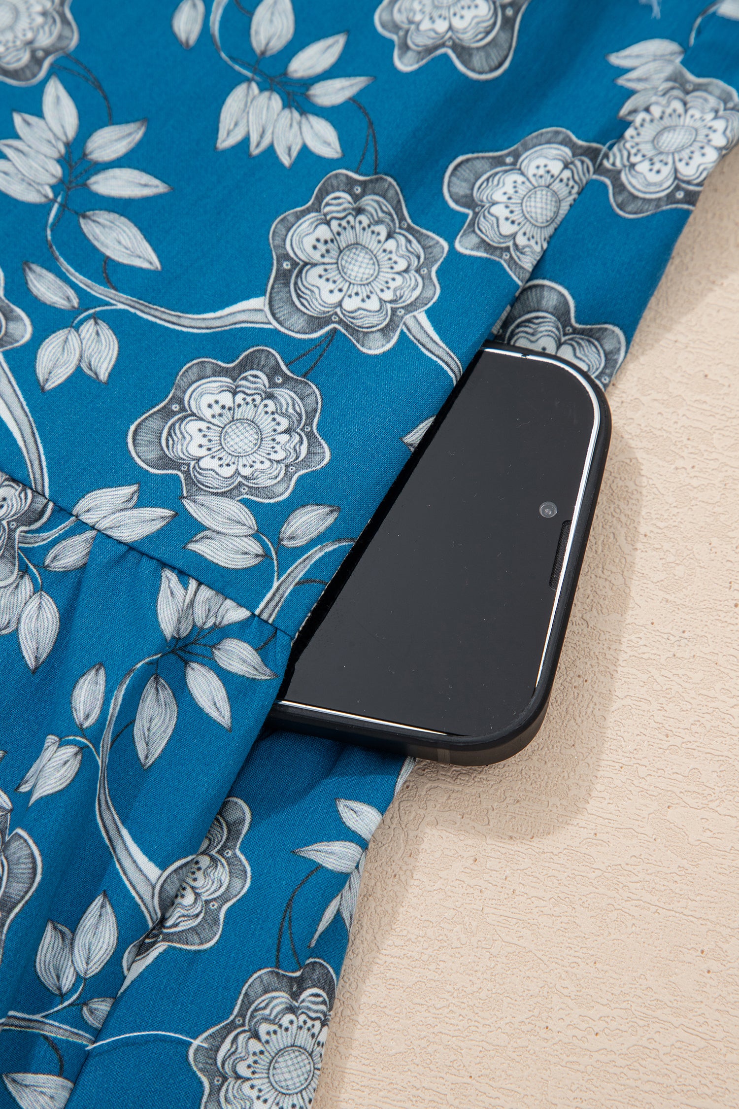 Robe courte bleue à imprimé floral — Rayures contrastantes & demi-boutons