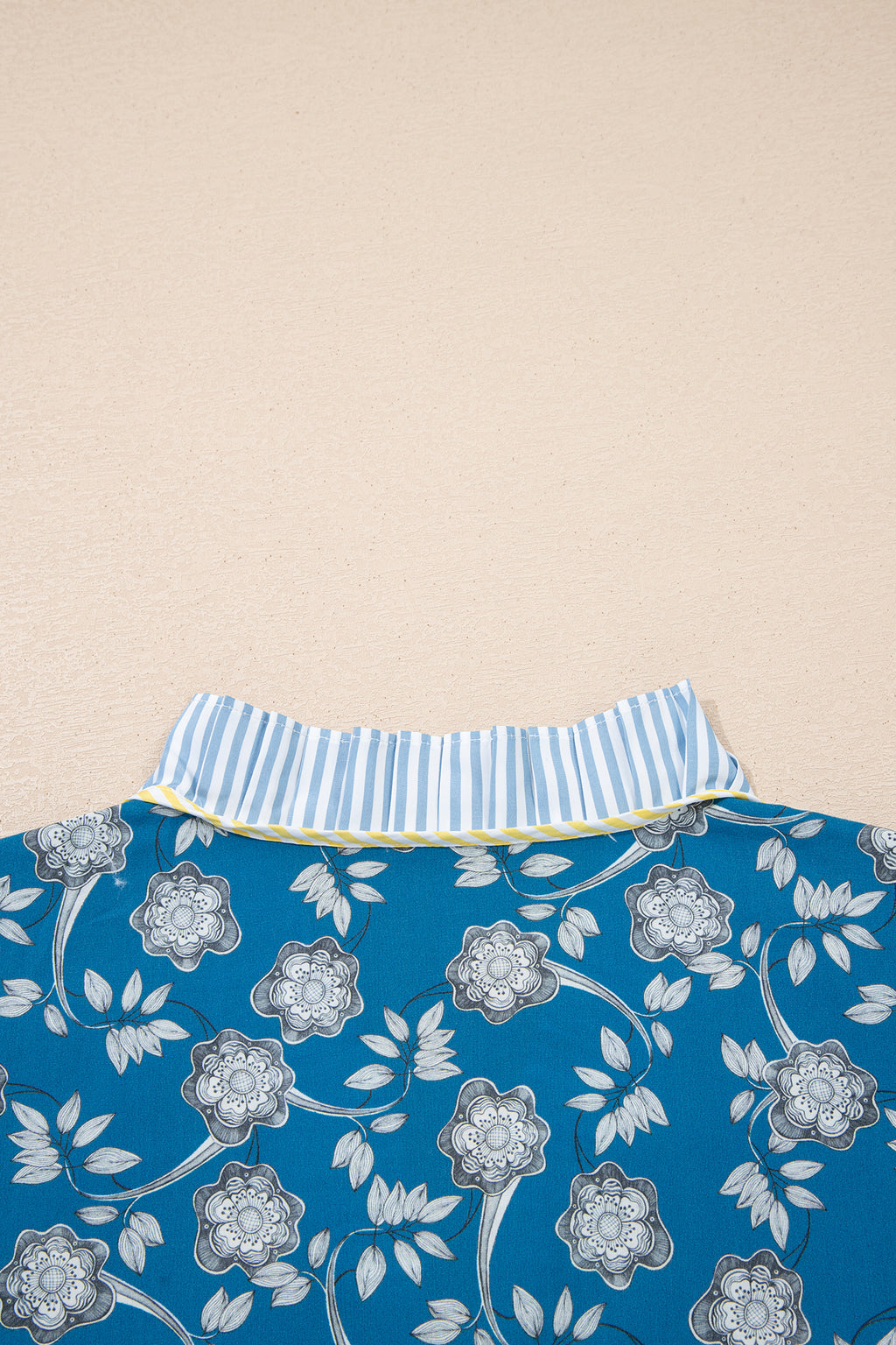 Robe courte bleue à imprimé floral — Rayures contrastantes & demi-boutons