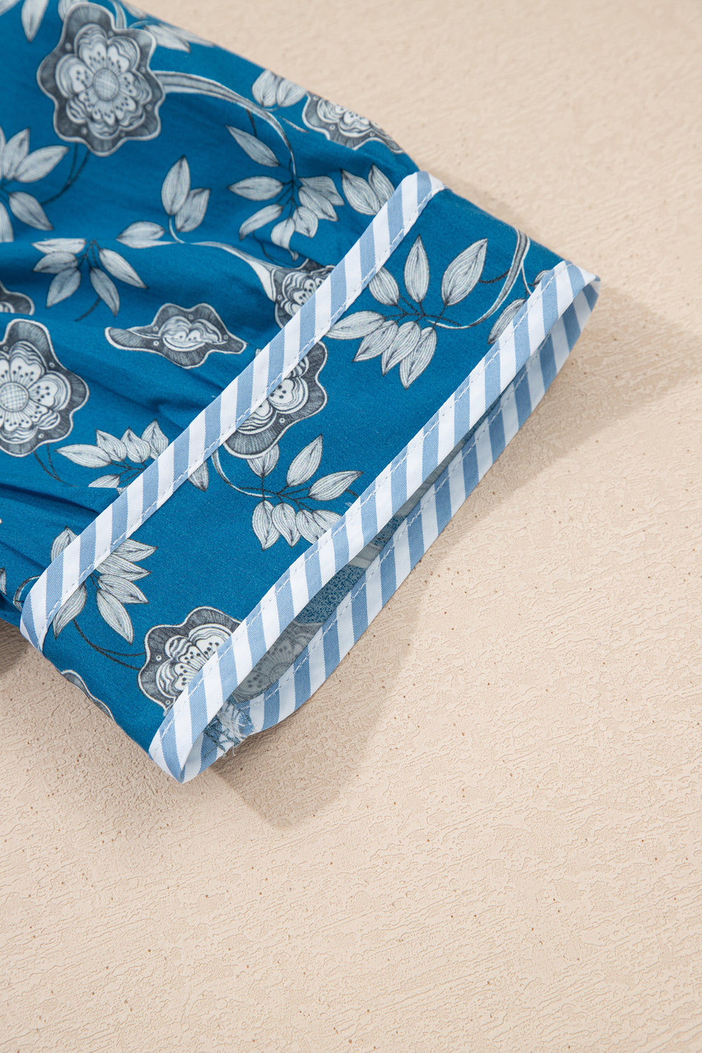Robe courte bleue à imprimé floral — Rayures contrastantes & demi-boutons
