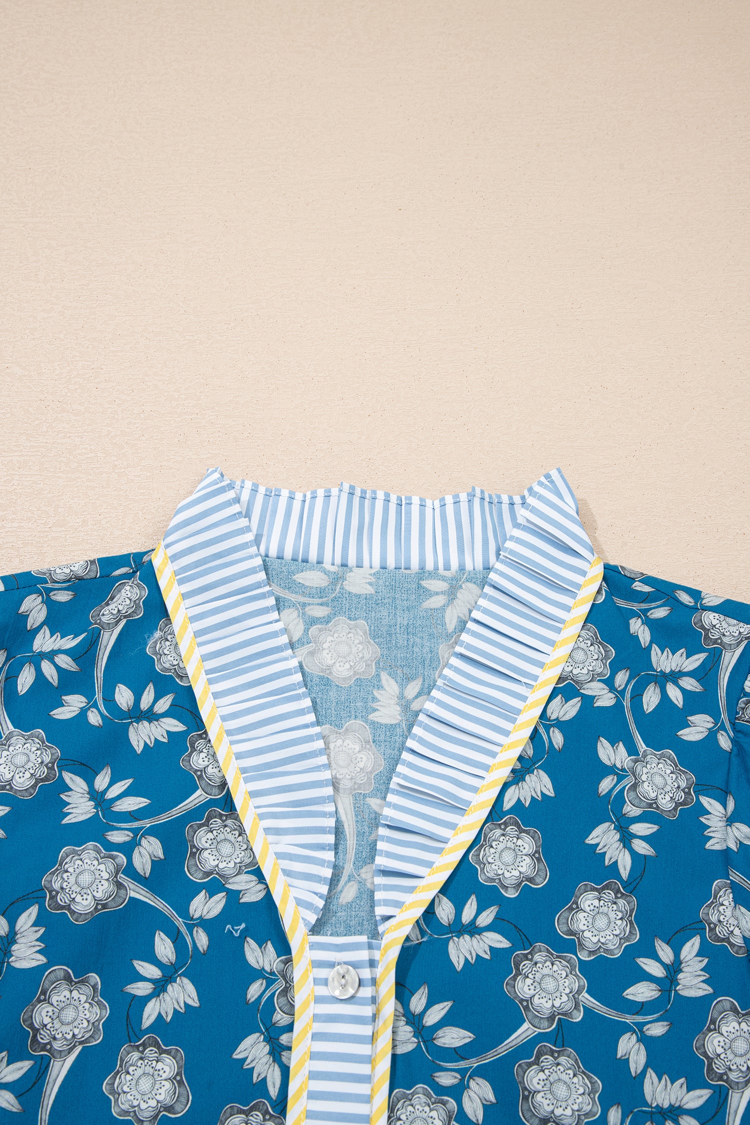 Robe courte bleue à imprimé floral — Rayures contrastantes & demi-boutons
