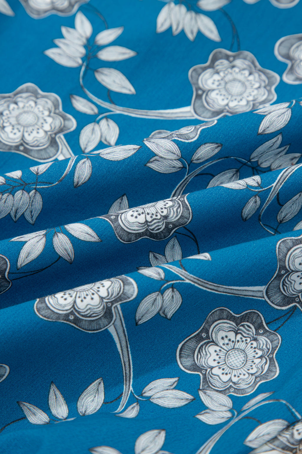 Robe courte bleue à imprimé floral — Rayures contrastantes & demi-boutons