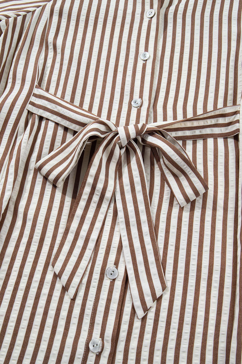 Robe chemise courte à rayures brunes — Taille nouée & manches bouffantes
