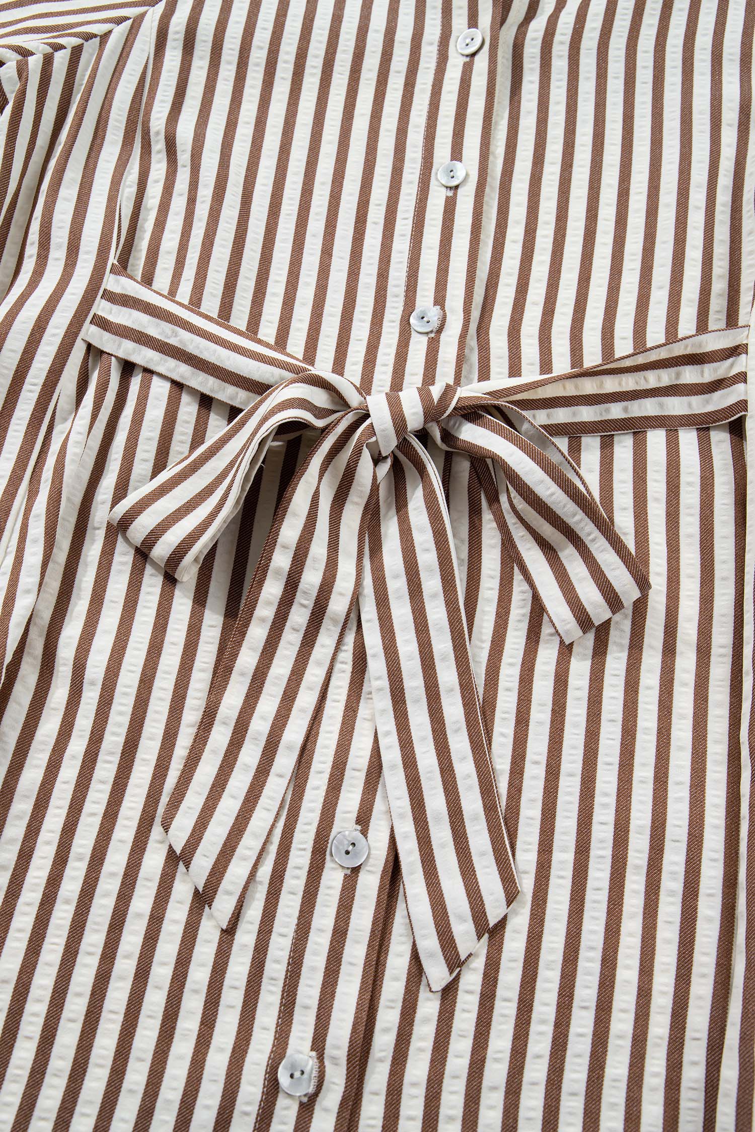 Robe chemise courte à rayures brunes — Taille nouée & manches bouffantes