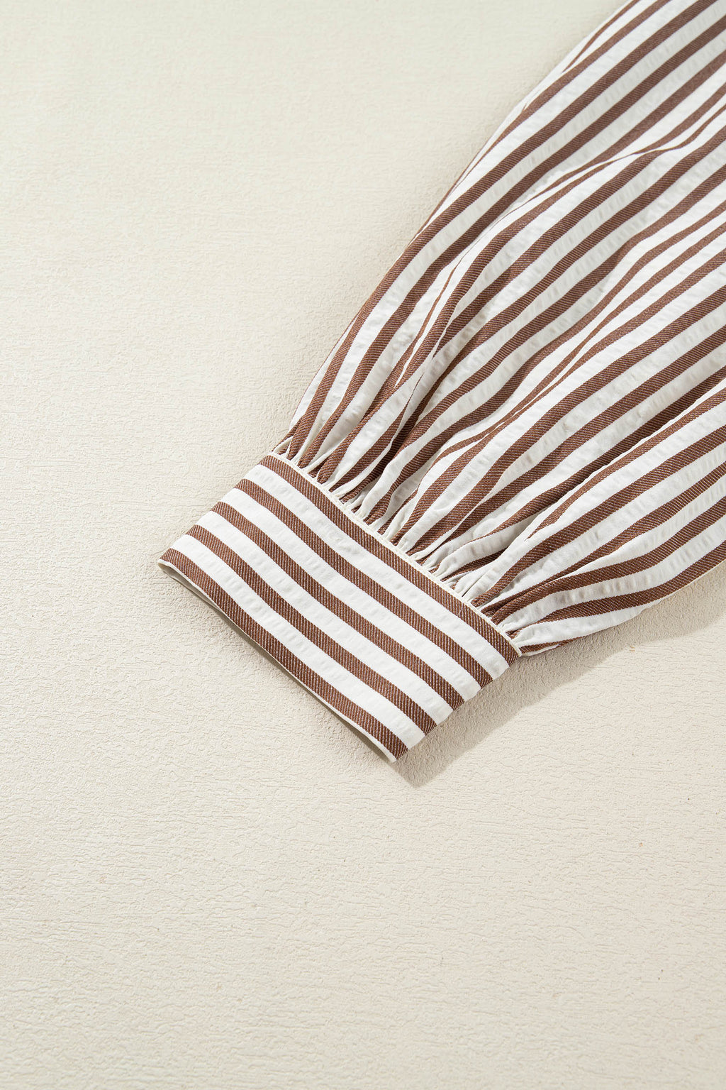 Robe chemise courte à rayures brunes — Taille nouée & manches bouffantes