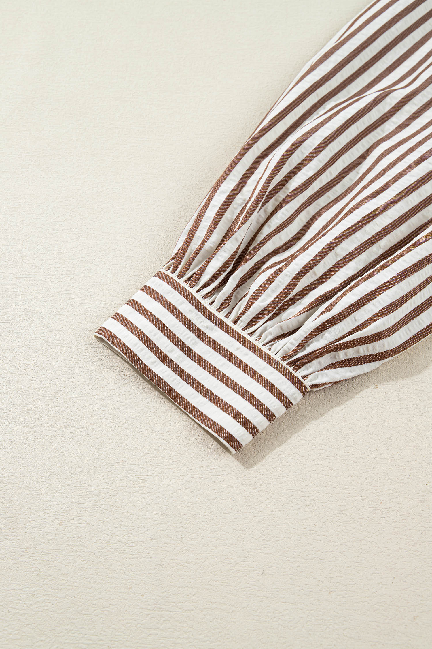 Robe chemise courte à rayures brunes — Taille nouée & manches bouffantes