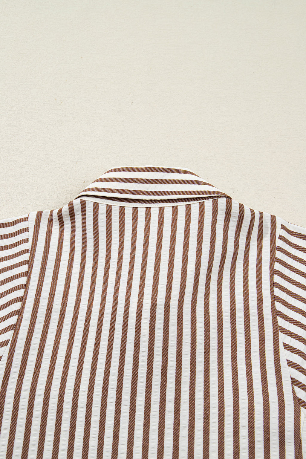 Robe chemise courte à rayures brunes — Taille nouée & manches bouffantes