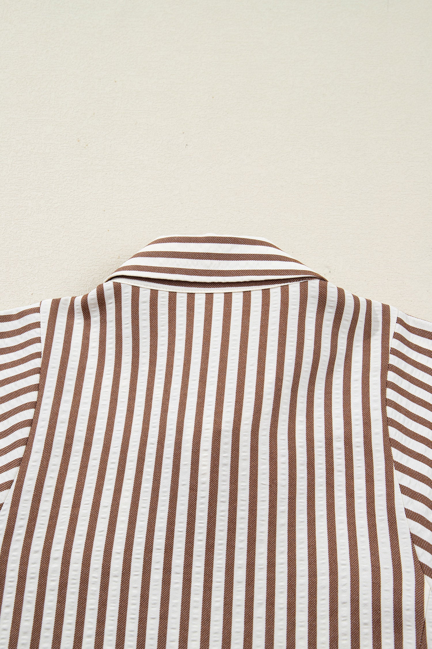 Robe chemise courte à rayures brunes — Taille nouée & manches bouffantes
