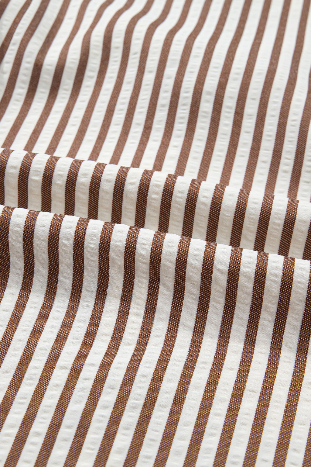 Robe chemise courte à rayures brunes — Taille nouée & manches bouffantes
