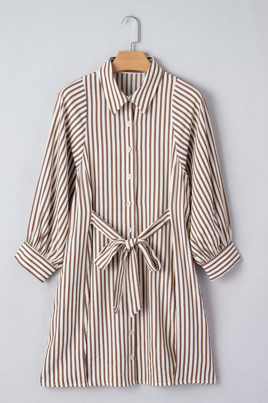 Robe chemise courte à rayures brunes — Taille nouée & manches bouffantes