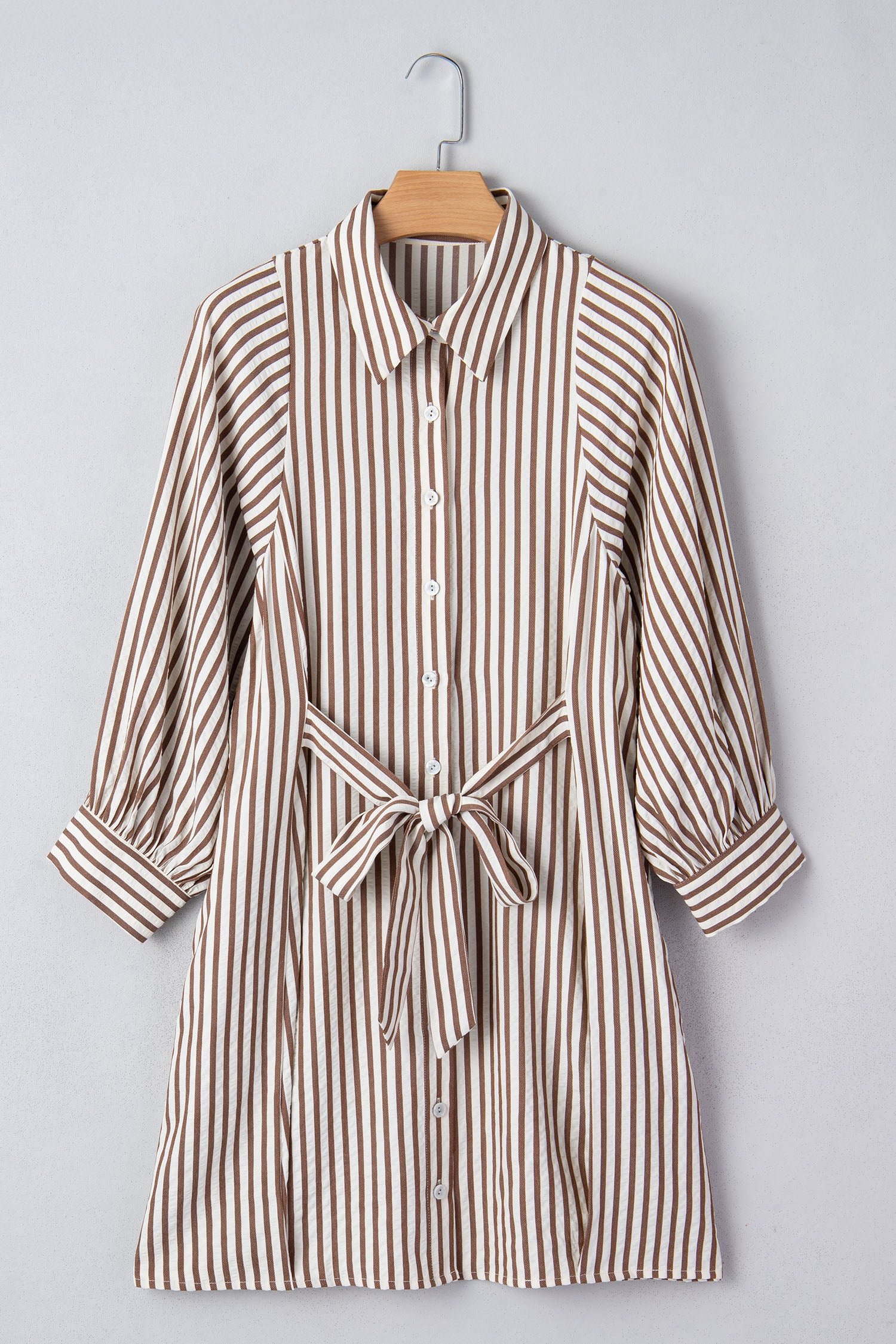 Robe chemise courte à rayures brunes — Taille nouée & manches bouffantes