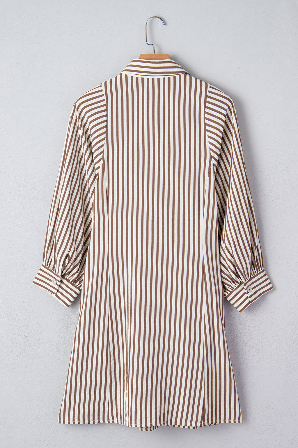 Robe chemise courte à rayures brunes — Taille nouée & manches bouffantes