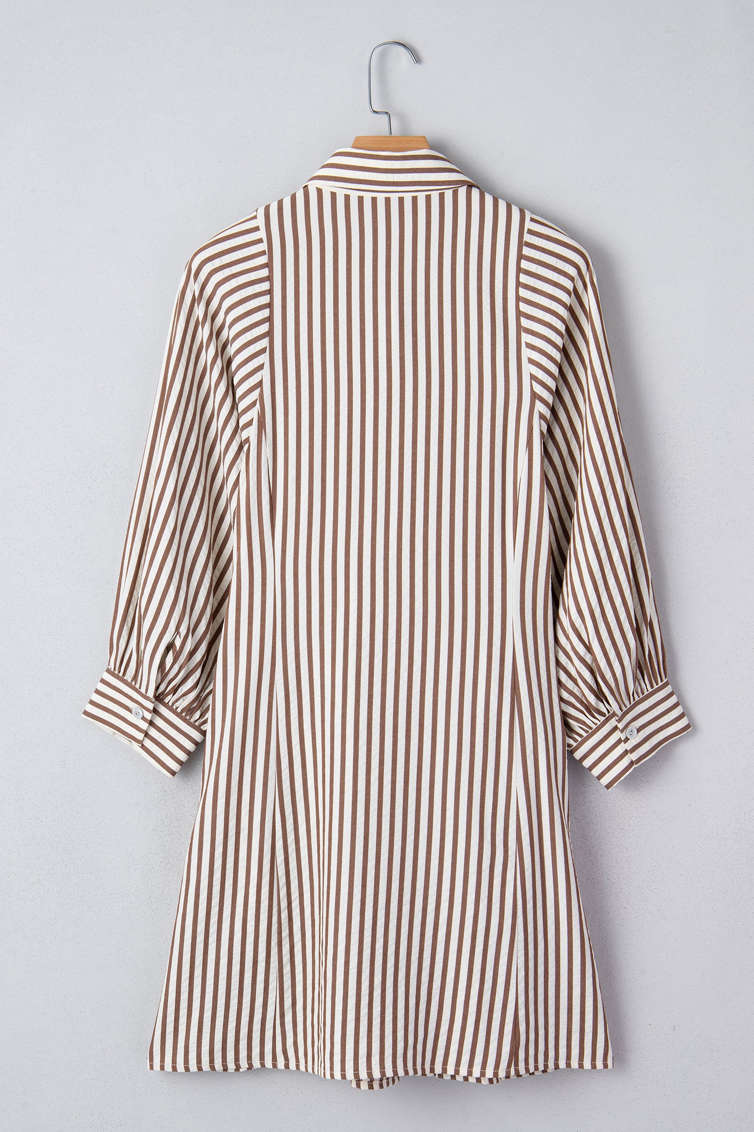 Robe chemise courte à rayures brunes — Taille nouée & manches bouffantes