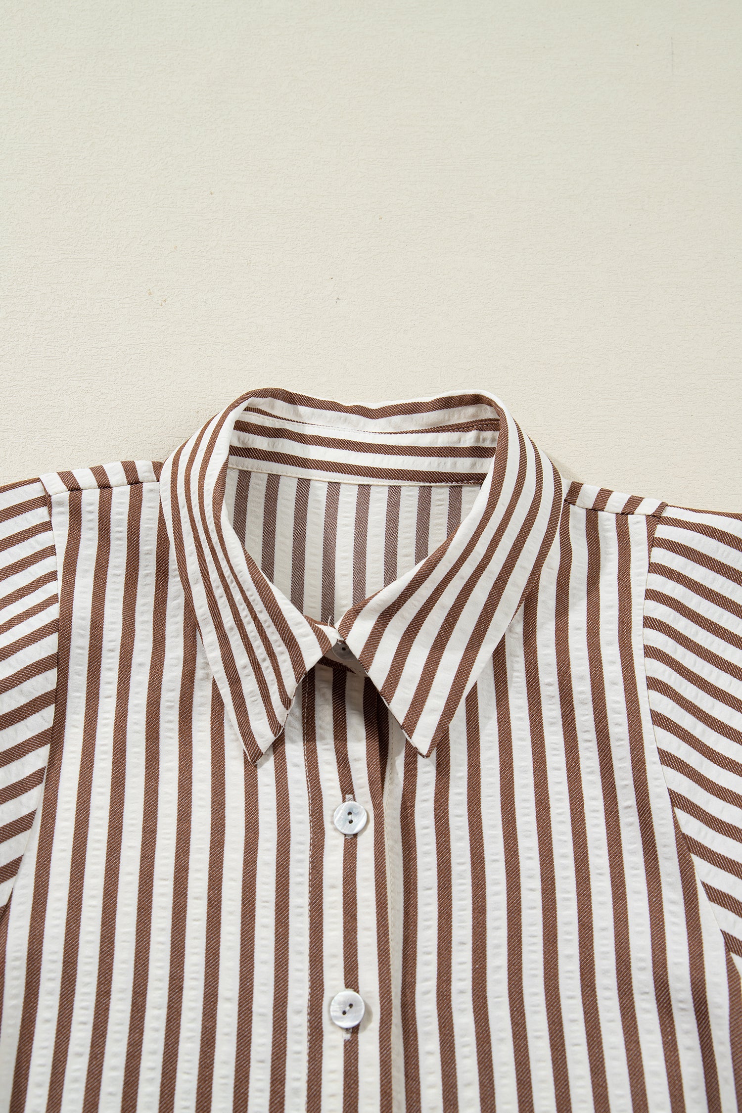 Robe chemise courte à rayures brunes — Taille nouée & manches bouffantes