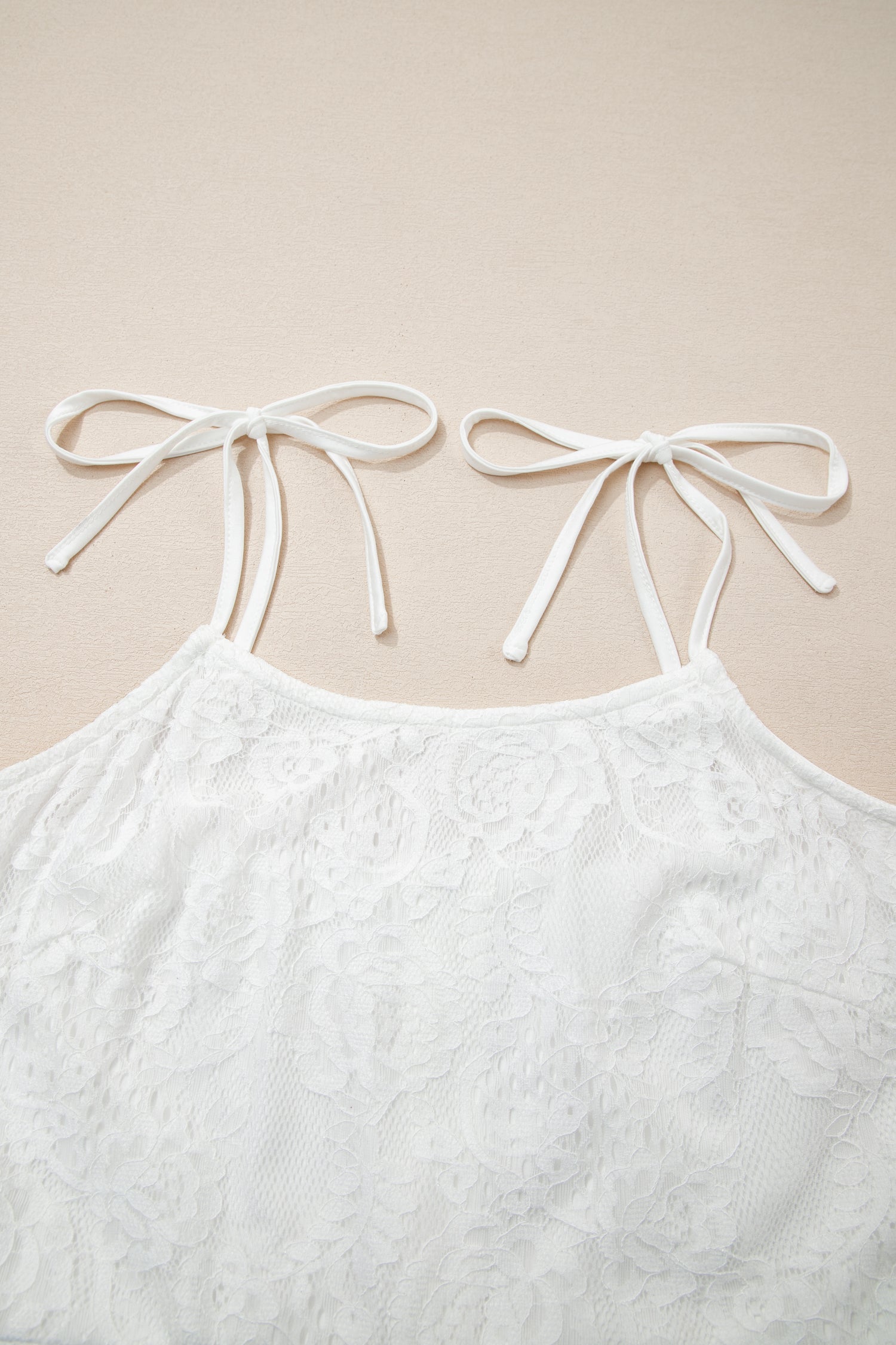 Robe longue en dentelle florale à bretelles à nouer — blanc