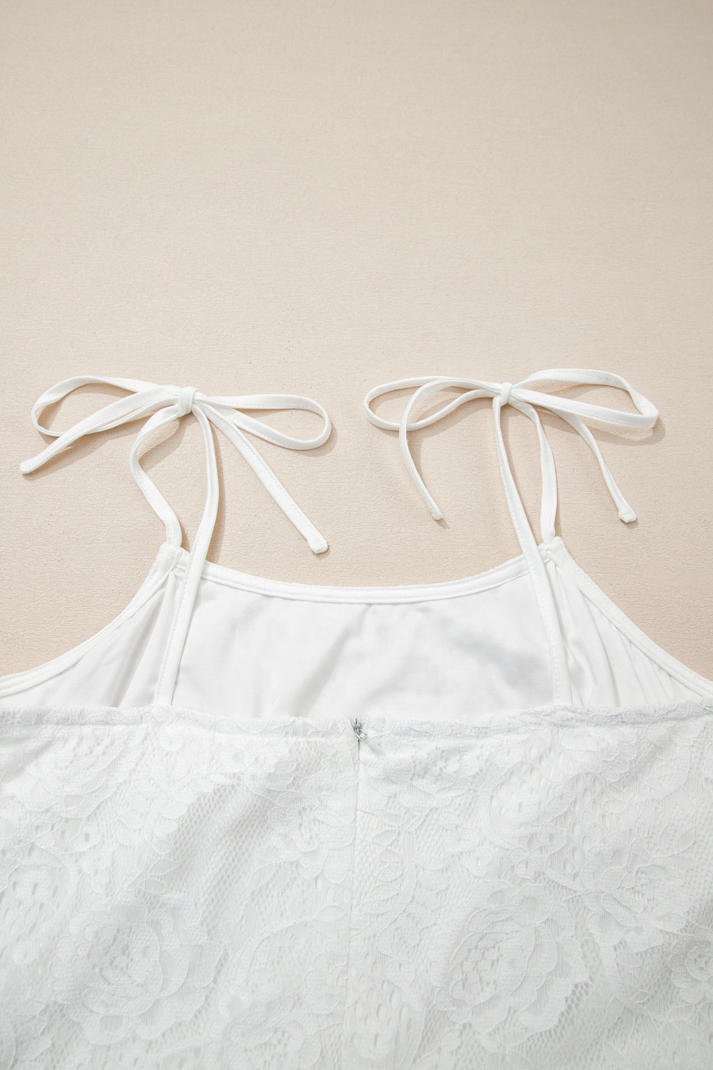 Robe longue en dentelle florale à bretelles à nouer — blanc