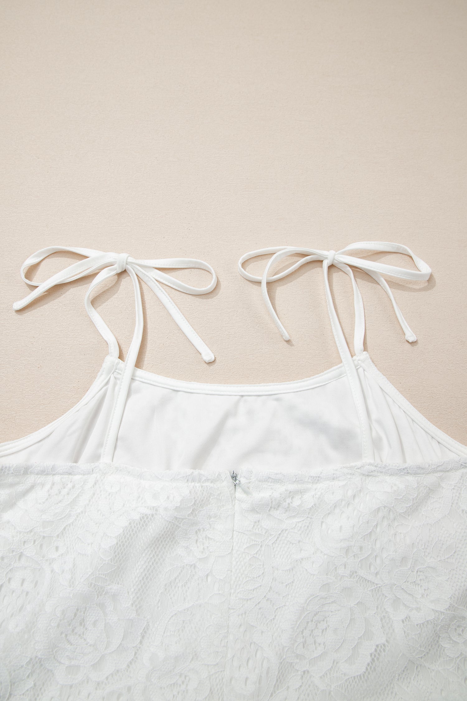 Robe longue en dentelle florale à bretelles à nouer — blanc