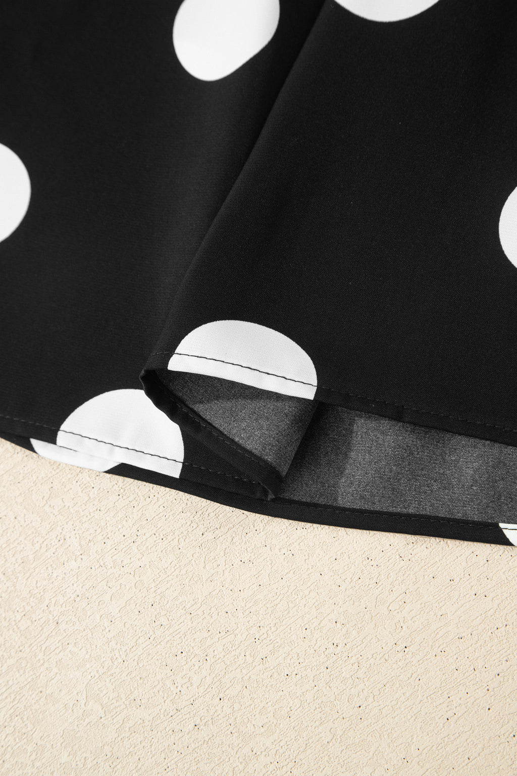 Ensemble deux pièces à pois noirs — débardeur plissé col rond et pantalon jambes larges