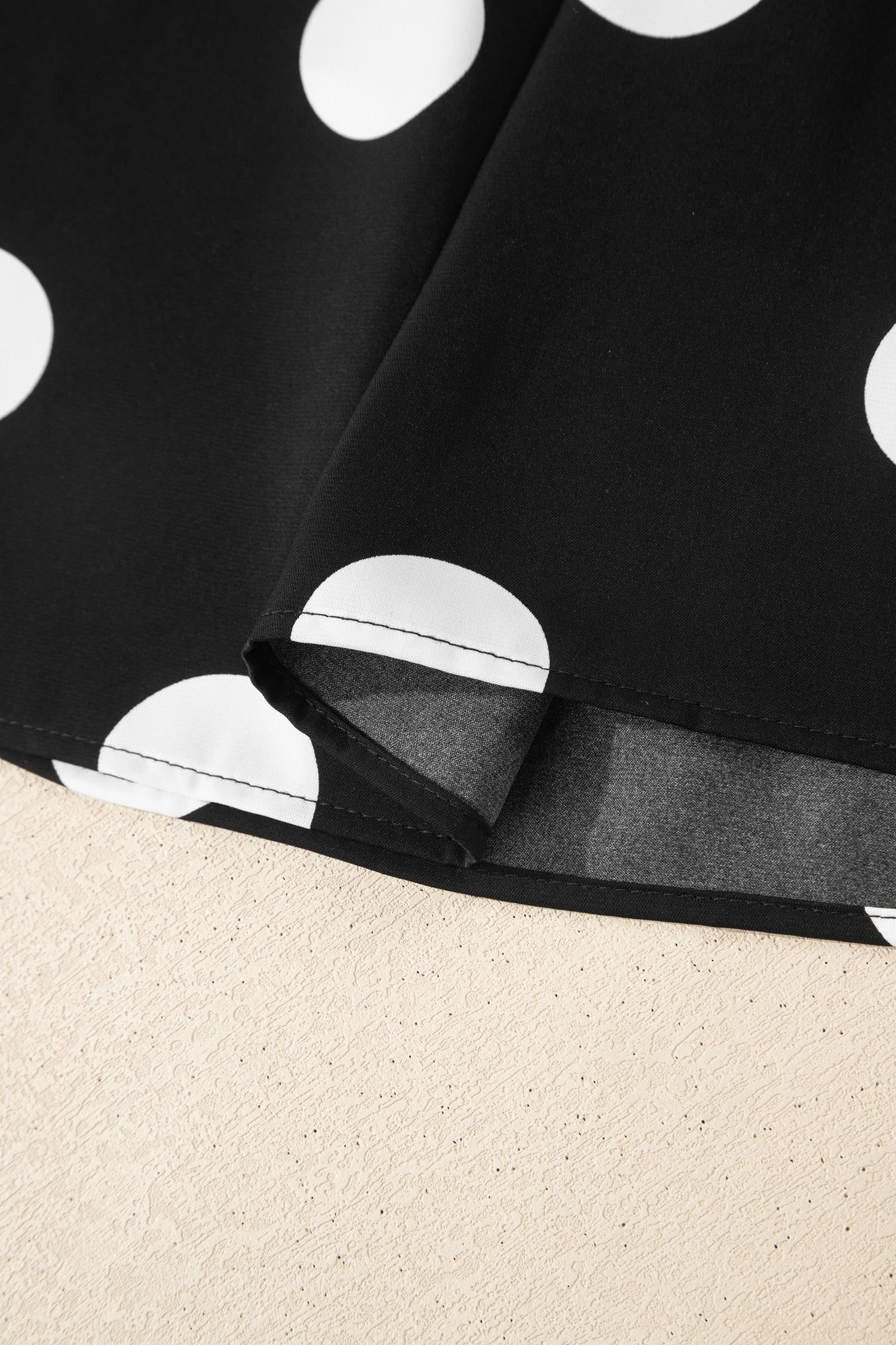 Ensemble deux pièces à pois noirs — débardeur plissé col rond et pantalon jambes larges